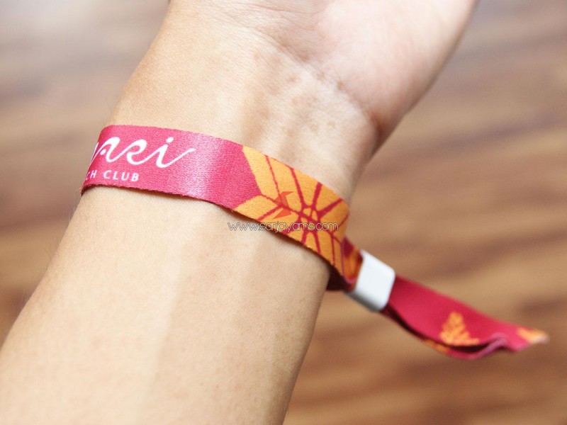 Lanyard Gelang Tampak di pakai