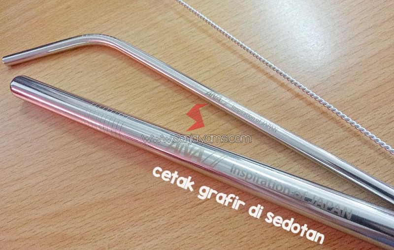 Grafir di Sedotan Stainless